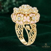 Bague florale ronde complexe avec diamants, sept grappes de fleurs superposées, détails en émail rose, bande en filigrane, bague vintage