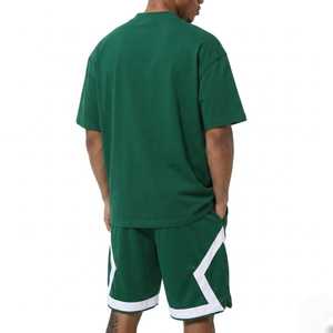 Ensemble assorti t-shirt oversize streetwear et short de basket pour homme – Tenue décontractée athlétique d'été deux pièces tendance pour homme - Product Image 2
