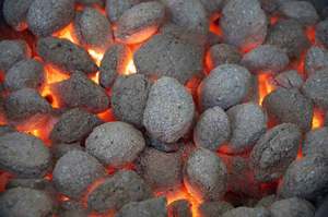 Charbon de bois noir de qualité supérieure pour barbecue, usage industriel, longue durée de combustion, écologique, sans fumée, 9000+ Kcal/kg, emballage en vrac - Product Image 4