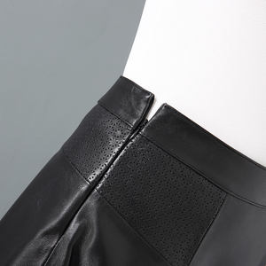 กระโปรงหนังทรงเอเอวสูงสีดำสำหรับผู้หญิง  แบบมีรูระบายอากาศ ความยาวระดับเข่า แฟชั่น OEM รับผลิตตามแบบ กระโปรงหนังสำหรับสุภาพสตรี - Product Image 5