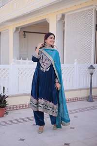 Conjunto de Pantalón y Top de Terciopelo con Lentejuelas Bordadas, Hermoso y Moderno - Product Image 3