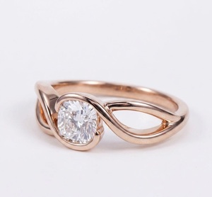 Bague de fiançailles en or rose 14 carats avec diamant de laboratoire taille coussin certifié IGI D VVS2, bande torsadée solitaire pour femme - Product Image 6
