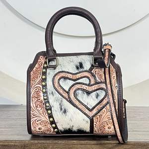 Bolso de mano Speedy de cuero repujado a mano con diseño de corazón y tachuelas, tipo duffel con asa superior y bandolera, para unisex, de la March Expo 2026 - Product Image 4