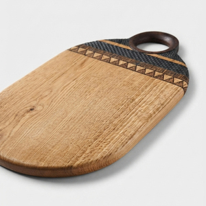 Planche à découper ovale en bois texturée avec motifs tribaux complexes et finition à grain lisse, avec anse supérieure ronde pour couper les légumes - Product Image 3