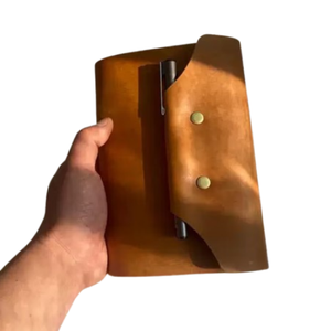 Carnet de notes vintage en cuir véritable fait main, à trois volets, avec pochette pour stylo, bouton-pression, tannage végétal, rechargeable, 7x5 pouces, pour le bureau - Product Image 1