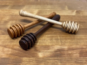 Cuillère à miel en bois tourné à la main, écologique, pour le camping, avec long manche et finition polie miroir - Product Image 1