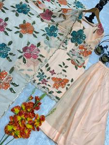 Conjunto de Traje Festivo Beige con Bordado Floral para Mujer |   Conjunto de Kurta, Palazzo y Dupatta de Organza |   Traje Étnico para Bodas y Fiestas - Product Image 4