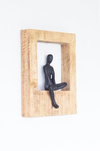 Sculpture murale artisanale en bois de manguier avec figurine abstraite d'homme grimpant, décoration artistique rustique moderne pour la maison - Product Image 5