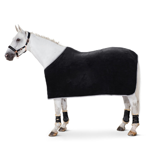 Couverture imperméable pour cheval de couleur marron avec grande protection de la queue et 4 sangles pour les pattes, pour une utilisation en extérieur en hiver - Product Image 6