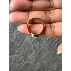 Anillo de Tres Piedras con Diamante Blanco Corte Cojín en Oro Amarillo Sólido con Detalles Laterales de Diamantes Redondos, Engaste Moderno y Excelente para Regalo - Product Image 2