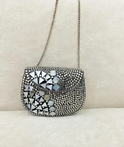 Bolso de Mano Tipo Clutch para Mujer con Cuentas Metálicas en un Atractivo Color Plateado y Diseño Moderno y Sólido, Imitación Antigua Plateada, AUREVIA CRAFTS - Product Image 1