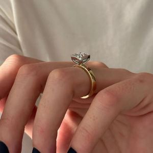 Anillo de Compromiso de Oro de 14K con Diamante Cultivado en Laboratorio de Corte Asscher de 2.5 Quilates, Anillo de Novia Solitario Moderno con Certificación IGI - Product Image 4