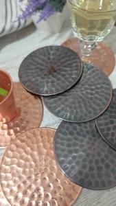 Sous-verres modernes en métal fabriqués en Inde pour tasses à café, tasses à thé et verres à boisson, pour un usage quotidien à la maison, en vente. - Product Image 3