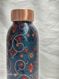 Bouteille d'eau en cuivre de qualité supérieure 1000 ml avec un élégant motif floral bleu et un bouchon anti-fuite - Récipient ayurvédique de 1 litre - Product Image 4