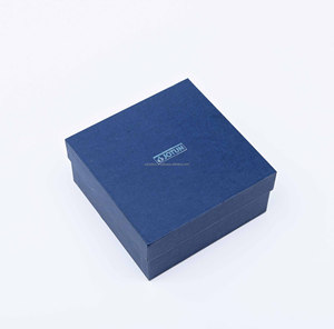 Caja de papel corrugado impresa 4C de lujo Embalaje Premium con inserto de espuma Presentación de regalo única elegante para envío de ropa - Product Image 4