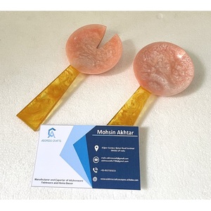 Prix abordable : Cuillères à salade en résine bicolore à motif tourbillonnant unique, ustensiles de cuisine faits à la main en résine - Product Image 2