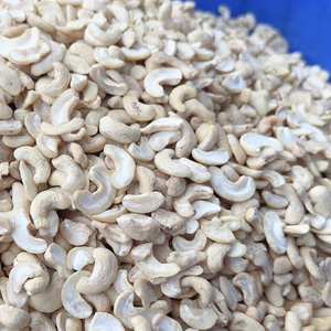 Fournisseur de confiance au Vietnam : Noix de cajou géantes biologiques entières W180 W210 Santigo, exportées vers l'Asie, l'UE et le Moyen-Orient - Product Image 1