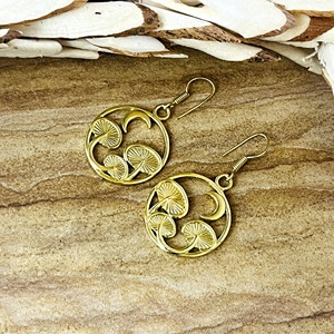 Dernier design Boucles d'oreilles pendantes champignon bohèmes en laiton plaqué or 18 carats pour femme, motif croissant céleste, vente en gros - Product Image 6