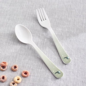 Ensemble de fourchettes et cuillères en plastique blanc avec manches rayées bleues, sans BPA, design minimaliste pour le camping - Product Image 4
