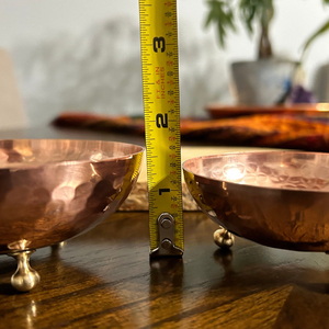 Tazón de mezcla de cobre martillado, forma redonda, tamaño grande, con patas de latón, tazón para alimentos de alta calidad, precio al por mayor, hecho a mano en India - Product Image 3