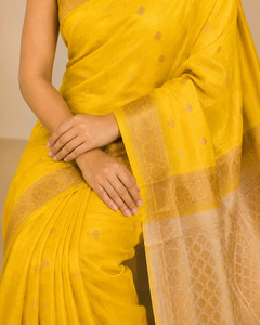 Sari en soie pure tissé à la main, jaune or lumineux, avec pallu en tissu Zari et brocart Banarasi, pour fêtes et cérémonies traditionnelles indiennes - Product Image 3