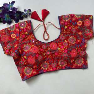 Blouse Prête à Porter en Soie Fantaisie, Modèle Designer, avec Détails de Conception sur un Côté et Dos Superbe, pour un Style Multi-Usages - Product Image 5