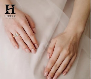 แหวนเพชรทรงลูกแพร์สามเม็ดสุดหรู ดีไซน์ไม่สมมาตรประดับเพชรหลายเม็ด แหวนหมั้นทอง 14K 18K สไตล์พฤกษศาสตร์ แหวนเจ้าสาว - Product Image 1