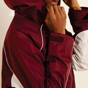 Veste coupe-vent imperméable à capuche rouge pour femme, style rétro, manteau d'extérieur léger personnalisé, vente en gros, vestes respirantes pour homme - Product Image 5
