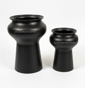 Maceta Metálica Negra Mate |   Macetas Modernas Minimalistas con Pedestal para Decoración de Oficina y Hogar |   Macetas Elegantes de Color Negro para Plantas de Interior - Product Image 1