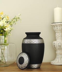สีเงินบนพื้นดำ : โกศบรรจุอัฐิสำหรับมนุษย์ |   งานฝีมือแกะสลัก |   ผู้ใหญ่ - Product Image 6