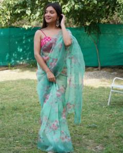 Sari de organza de seda de diseño con hermoso estampado floral, con trabajo de hilo de viscosa en el borde y blusa de seda cruda. - Product Image 3