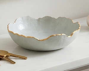 Bol en céramique artisanal haut de gamme, glaçure céladon, bord doré, design minimaliste, pour servir les aliments, pièce maîtresse décorative - Product Image 6