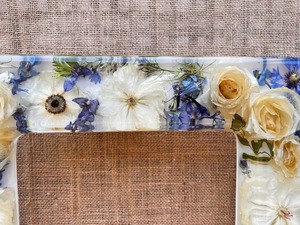 Cadre photo personnalisé en acrylique fait main, imprimé UV, avec fleurs séchées et pressées, design floral bleu et blanc, vente en gros - Product Image 5