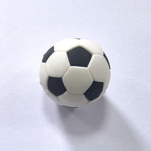 Gommes à effacer en forme de ballon de football (lot de 4) - Product Image 2