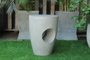 Table d'appoint extérieure en béton moderne, design minimaliste, durable pour une utilisation en jardin - Product Image 3