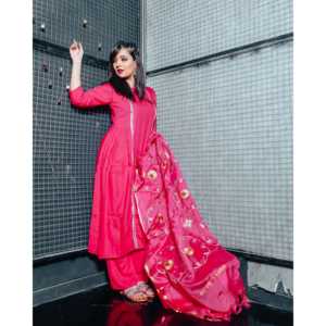 Ensemble de costume en satin rose rubis taille XS - Product Image 5