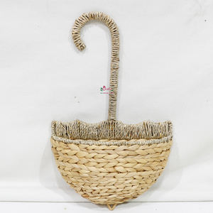 Panier mural unique en forme de parapluie en jacinthe d'eau fabriqué à la main pour la décoration intérieure rustique et l'affichage de fleurs - Product Image 1