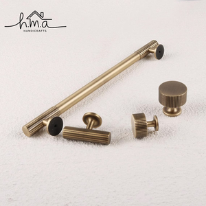 Tirador de Mueble Moderno Acanalado de Latón y Negro Mate con Base Redonda para Cajones, Armarios de Cocina y Ropero - Product Image 2