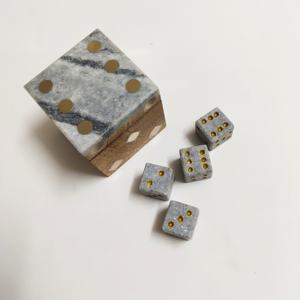 Ensemble de dés en marbre de qualité supérieure avec boîte de rangement, dés en marbre blanc avec étui en bois pour les collectionneurs de jeux de table et les cadeaux de luxe - Product Image 5