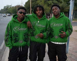 Sweat-shirt à capuche personnalisé vert vieilli avec strass pour homme, style streetwear, logo personnalisé, impression graphique et manches ornées - Product Image 5