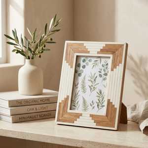 Porte-photos décoratif moderne Aurelle en résine artisanale avec cadre en os, détails faits main exclusifs et motif artistique personnalisé - Product Image 4