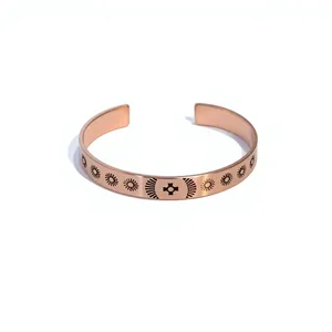 Brazalete Metálico Premium con Adornos de Estilo Tradicional, Joyería Metálica Moderna con Diseño Exquisito - Product Image 4