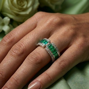 Anillo de Compromiso y Boda Hecho a Medida, Moderno y de Alta Gama, Oro Blanco de 18k con Diamantes Naturales y Esmeralda, Anillo Grande para Mujer - Product Image 3