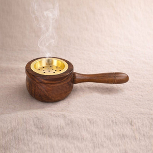 Brûleur à Bakhoor en bois sculpté avec poignée, motif croisé artisanal, avec coupelle en acier. Porte-encens en charbon de bois durable - Product Image 2