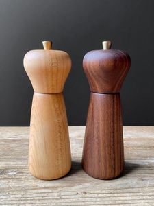 Juego de recipientes de sal y pimienta de madera premium, accesorios rústicos de almacenamiento de condimentos para cocina, para restaurantes y comedores. - Product Image 5