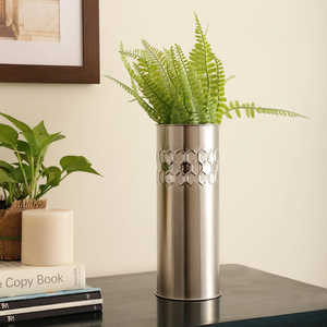 Sofisticado florero cilíndrico plateado con una elegante banda con diseño de panal en relieve, disponible a precios de mayorista. - Product Image 1