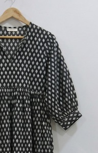 ชุดเดรสทรงเอสำหรับผู้หญิงสไตล์โบฮีเมียน ผ้าฝ้าย 100% คอวี แขนพอง ลายดอกไม้ ทำมือ เป็นมิตรกับสิ่งแวดล้อม ระบายอากาศได้ดี เหมาะสำหรับใส่ทำงาน - Product Image 4