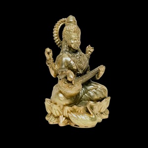 Escultura de la Diosa Saraswati en Latón Refinado, Tradicional para Bodas y Diwali, Elegante Ídolo Religioso de Metal para el Hogar, Oficina o Templo - Product Image 4