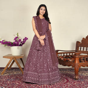 Robe de soirée élégante et écologique, coupe trapèze, manches courtes, brodée, ornée de cristaux et de paillettes, longueur ras du sol, style vintage royal, par un créateur. - Product Image 2