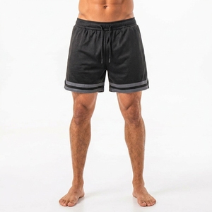 Pantalones Cortos Deportivos de Malla Negra Personalizados para Hombre con Franja Lateral, Cintura Elástica, Tejido de Punto de Secado Rápido, Corte Medio - Product Image 5